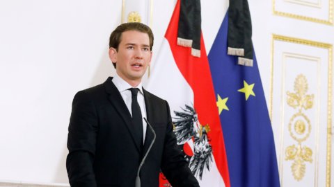 Austria: il cancelliere Kurz accusato di corruzione