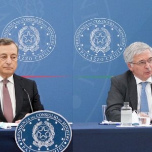 Draghi bütçe yasasını değiştirsin, vergileri düşürmenin zamanı değil