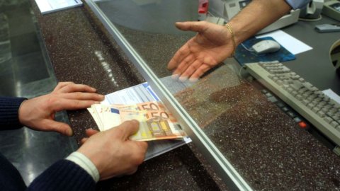 Banche, in Italia chiuso uno sportello su cinque in 5 anni: dipendenti ridotti del 6%