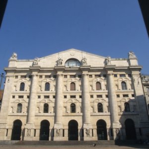 Borsa: Milano sfiora il +10% da inizio anno, lo spread si impenna sopra i 160 punti in vista del voto francese