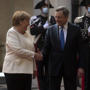 Draghi: „Merkel decisiv pentru Recuperare”. Cancelarul: „El este garantul monedei euro”