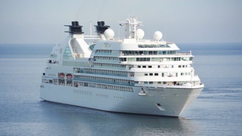 Environment: cruises are also going green, but only 2% of ports are equipped with electrified docks