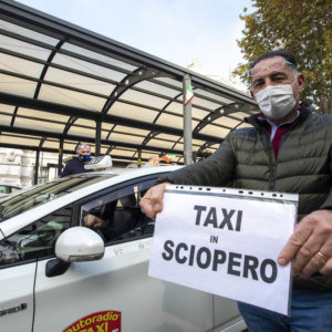 Taxi: huelga nacional el viernes 22 de octubre, disturbios en Roma
