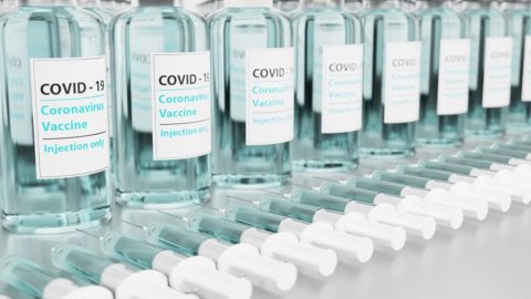 Terza dose di vaccino: chi deve farla, quando e come prenotarsi