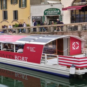 葡萄酒：在米兰，基安蒂沿着 Navigli 河流动