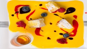 Torta sabbiosa con crema inglese, melograno, kaki della chef silvia moro ispirata a J. Pollock