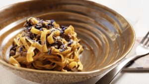 Fettuccine con castagne, funghi, aglio nero e oca croccante (1)