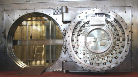 Borsa, le banche sprofondano: i dazi di Trump scatenano un sell off sulle big del settore, timori su tassi e recessione