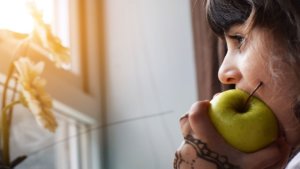 Bambina mangia una mela