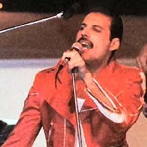 今天发生的事——房地美 (Freddie Mercury)，一位传奇人物逝世 30 周年
