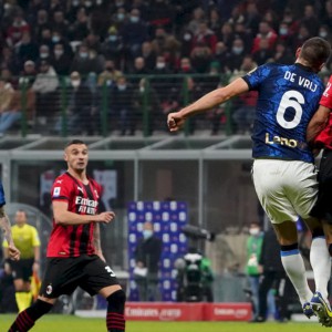 Il Milan resiste all’Inter e resta in testa insieme al Napoli