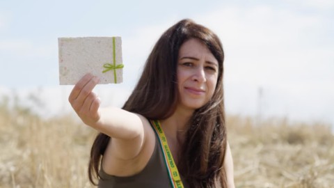 Aí vem a primeira folha de papel de alho amigo do ambiente