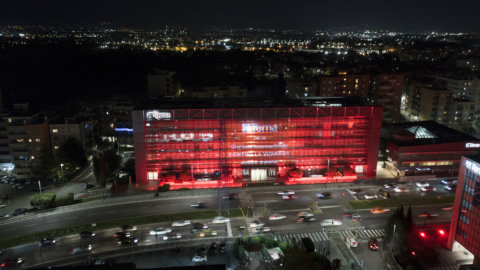 Violenza sulle donne: la sede di Terna si illumina di rosso