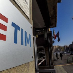 Tim torna a volare (+15%) e riporta il Ftse Mib a quota 27 mila