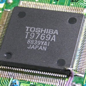 Toshiba si fa in 3 per uscire dalla tempesta