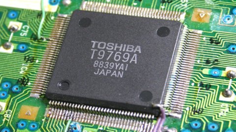 Toshiba bends over backwards to weather the storm