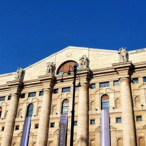 Borsa, Milano la peggiore a metà mattina. Alta volatilità