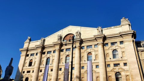 Borsa, Milano la peggiore a metà mattina. Alta volatilità