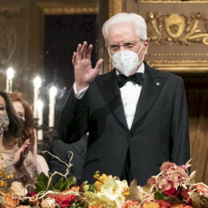 Mattarella، La Scala میں کھڑے ہو کر اویشن: encore، encore، encore