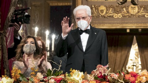 Mattarella، La Scala میں کھڑے ہو کر اویشن: encore، encore، encore