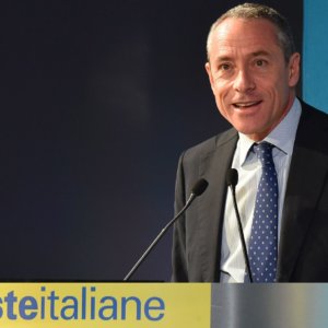 Poste Italiane, l’utile sale a 1,5 miliardi nei 9 mesi. Via libera all’acconto sul dividendo e al bonus da mille euro per i dipendenti