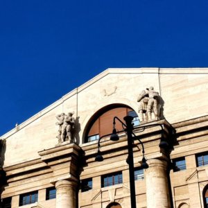 Borse 27 ottobre ultime notizie: Piazza Affari in pallido rosso s’avvia a chiudere una settimana positiva. Corrono Saipem e Unicredit