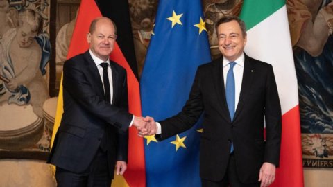 Scholz a Draghi: “Sul Covid l’Italia è un modello da seguire”