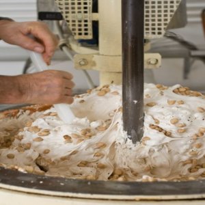 Torrone: l’Italia dei campanili si divide in tante produzioni. Poi c’è il mandorlato Scaldaferro…