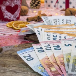 Bonus Natale per i single, fondi ai partiti e acconti a rate per le partite Iva: ecco le misure del decreto fiscale