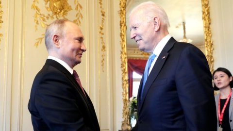 Rusia melambat pada KTT Biden-Putin di Ukraina dan pasar saham berakhir dengan penurunan tajam