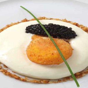 La ricetta per un tocco di classe a capodanno: Crema bianca d’uovo, tuorlo croccante e caviale Beluga Siberian