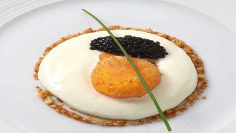 La ricetta per un tocco di classe a capodanno: Crema bianca d’uovo, tuorlo croccante e caviale Beluga Siberian