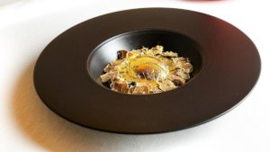 Uovo d’oro con crema di patata ratta e tartufo bianco di Daniele Patti
