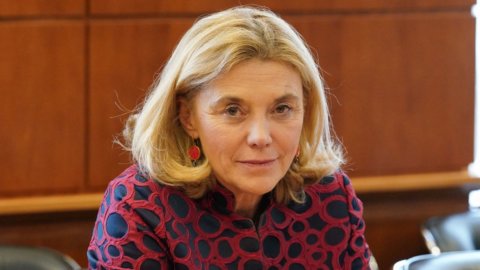 Elisabetta Belloni lascia i servizi segreti: dimissioni anticipate a gennaio 2025, è corsa al sostituto