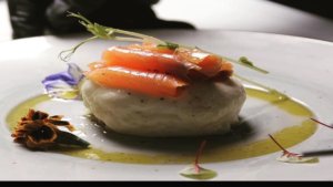Pan brioche salato con provola affumicata di Agerola e salmone affumicato dello chef Roberto Scarnecchia