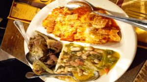 Un tris di specialità gastronomiche romane del ristorante Dal Cordaro