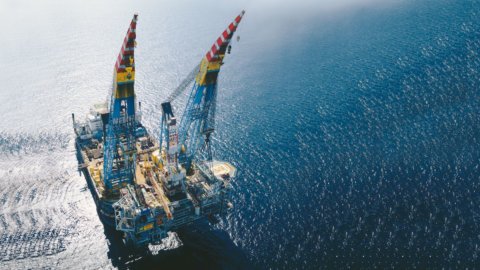 Saipem reduces the loss to 130 million in the first half, revenues +39%. Plan targets confirmed