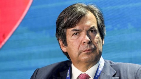 Intesa Sanpaolo, primo trimestre da record: l’utile sfiora i 2 miliardi (+87,5%), target 2023 più alti e il titolo corre