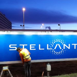 Stellantis chiude la joint venture con Gac: non produrrà Jeep in Cina. La Borsa approva