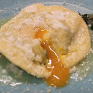 Eierravioli: das Rezept für das Gericht, das die Geschichte der italienischen Haute Cuisine geschrieben hat