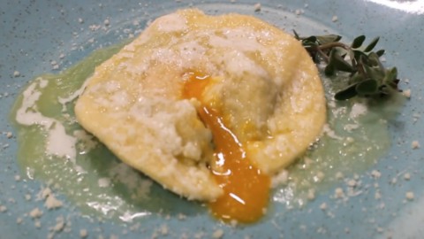 卵のラビオリ：イタリアの高級料理の歴史を書いた料理のレシピ