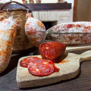 塩漬け肉: Vasto の Ventricina は、スローフードの製品である高貴な肉で作られ、高く評価され、おいしいものです。