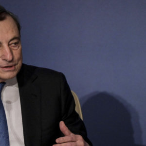 Draghi incalza i ministri sul PNRR e proroga l’obbligo delle mascherine all’aperto e lo stop alle discoteche