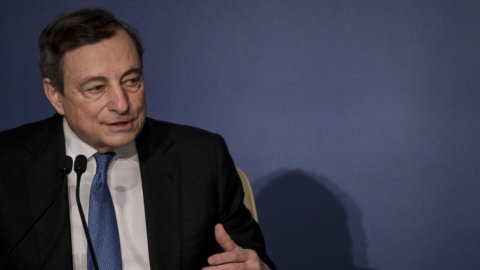 Draghi incalza i ministri sul PNRR e proroga l’obbligo delle mascherine all’aperto e lo stop alle discoteche