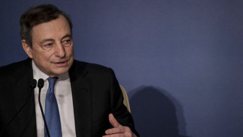 Draghi presses ministers on the PNRR and extends the obligation of outdoor masks and the stop to discos