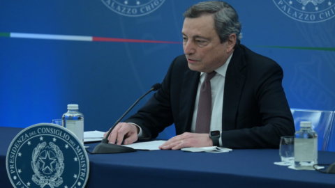 Draghi: "Buka sekolah dan perang melawan No Vax adalah prioritas pemerintah"