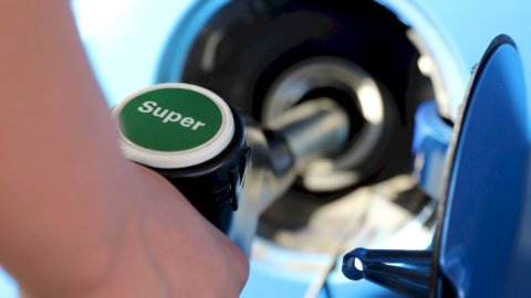 Prezzo della benzina ai minimi da un anno, ecco il motivo delle buone notizie per gli automobilisti