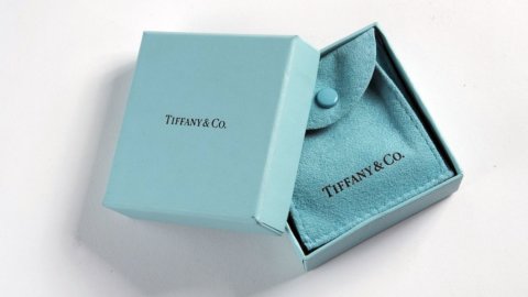 لگژری: Tiffany کے ساتھ Lvmh کے لیے ایک ریکارڈ توڑ 2021۔ فیراگامو اٹلی میں اچھی کارکردگی کا مظاہرہ کرتا ہے۔