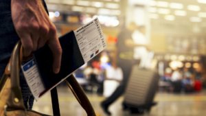 Turista con biglietto aereo in aeroporto