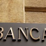Borsa oggi 30 aprile: Europa in altalena tra trimestrali e dazi, giù il petrolio. Milano vira in negativo con le banche, corre Campari – DIRETTA